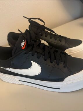 Nike Court Legacy lift women’s Black & White sneakers
